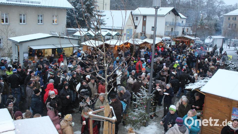 Viele hunderte Besucher strömten zum Weihnachtsmarkt am neuen Marktplatz in Ebnath. Bild: soj