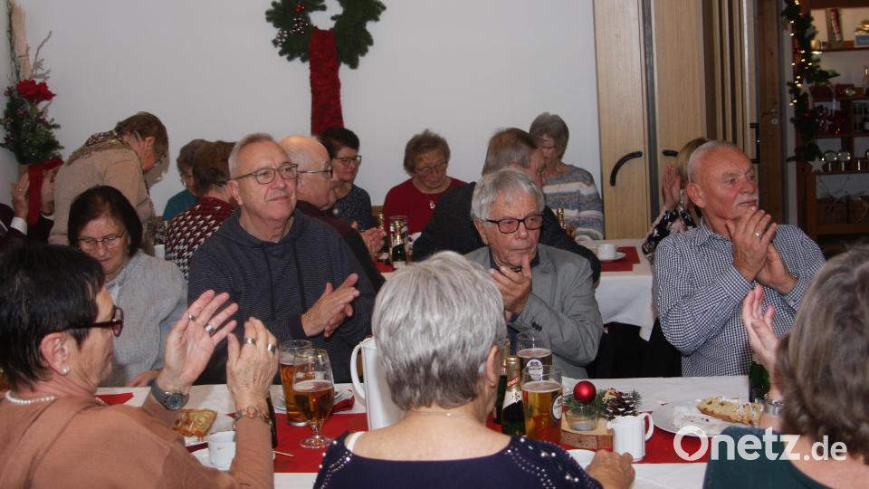 Rund 150 Senioren aus Waldershof und Umgebung folgten der Einladung zur Adventfeier im Gasthof Obst in Pechbrunn. Bild: wro