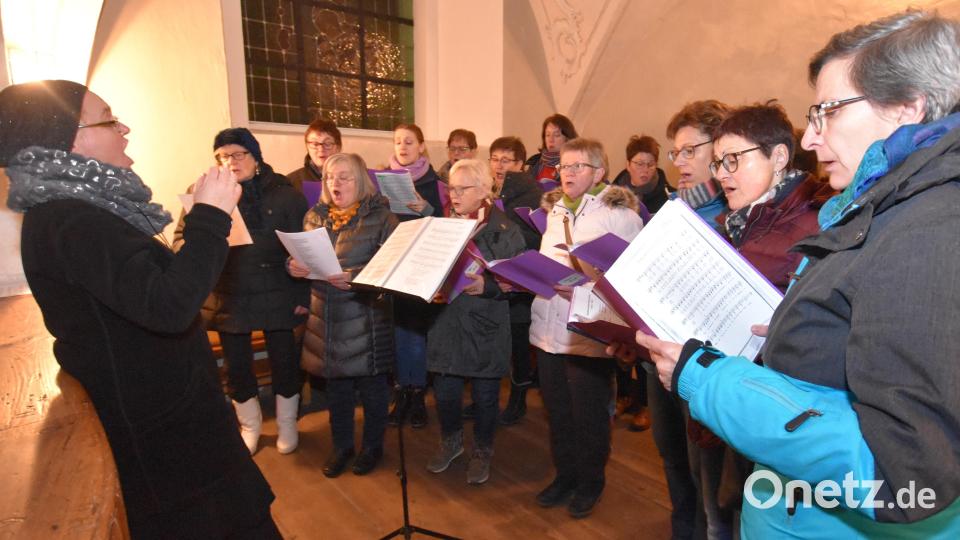 Einmal im Jahr tun sich der evangelische und der katholische Kirchenchor zusammen, um unter der Leitung von Julia Schmidt das ökumenische Adventssingen zu bereichern. Bild: no