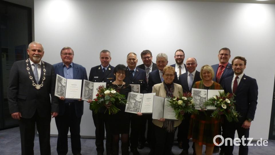 Die Barbara-Medaille erhalten Liane Adam, Johanna Krauß, Anita Bauer (vorne von links), dahinter Johann Heibl, Alexander Kummer, Hans Rodler, Herbert Rudolph. Ihnen gratulieren (von links) Bürgermeister Ludwig Biller, die Stellvertreter Severin Hirmer (rechts) und Thomas Schönberger (hinten Mitte) sowie die Fraktionschefs Rainer Vater und Julian Kraus (hinten von rechts). Bild: bk