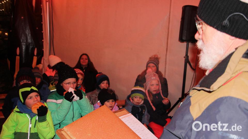 Jakob Schröder beim Vorlesen seiner Weihnachtsgeschichte. Bild: kro
