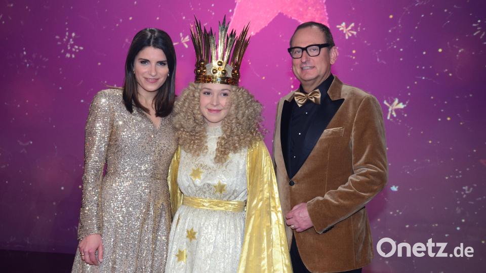 Das Nürnberger Christkind, eingerahmt von den beiden Moderatoren Sandra Rieß und Volker Heißmann. Bild: Kunz