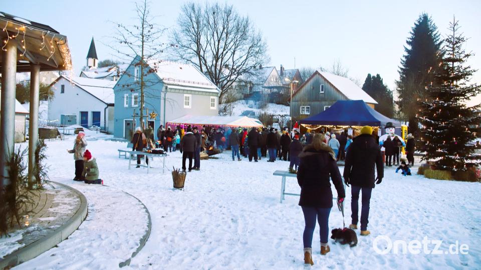 Erstmals feierten die Etzenrichter Dorfweihnacht auf dem Dorfplatz. Bild: war