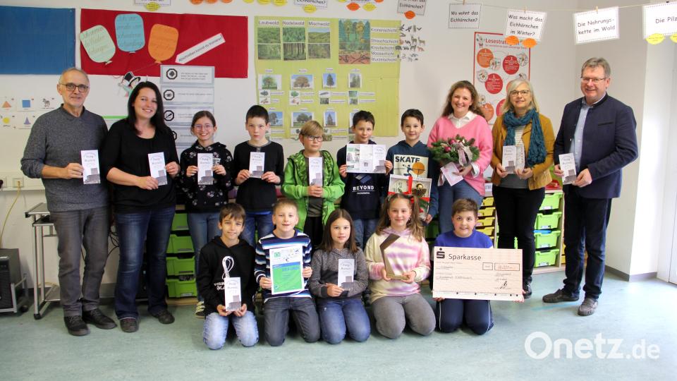Die Verleihung des Zukunftspreises an die Grundschule Niedermurach war Anlass zu einer kleinen Feier, bei der die Gestalter des Info-Flyers über die Burg Haus Murach im Mittelpunkt standen. Von links: Fördervereinsvorsitzender Joseph Salomon, Elternbeiratsvorsitzende Maria Salomon, Lehramtsanwärterin und Ideengeberin Marie Fischer, Rektorin Ortrud Sperl, Bürgermeister Martin Prey sowie die Kinder der Klasse 3 des Schuljahres 2021/22 (jetzt Klasse 4). Bild: Josef Böhm