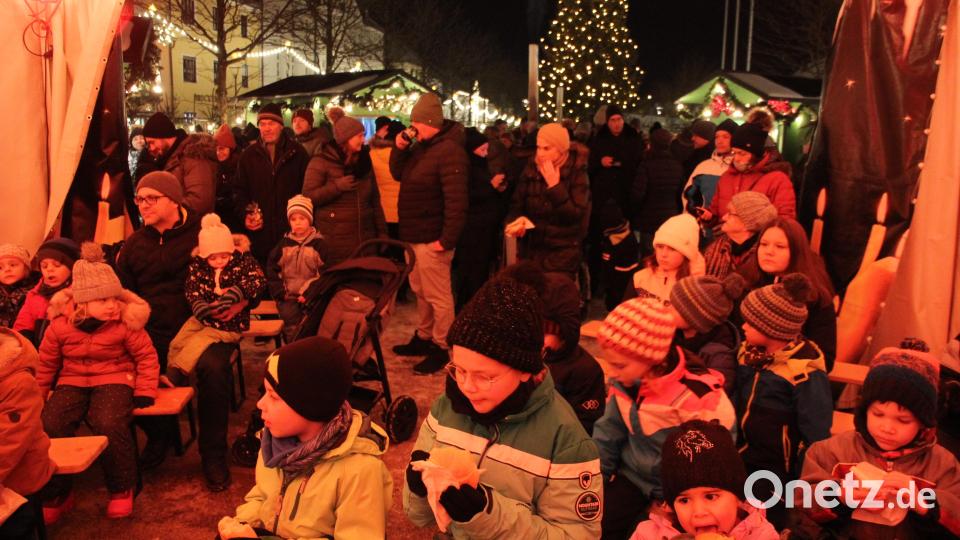 Alle Generationen treffen sich bei den Betthupferlgeschichten am oberen Marktplatz. Bild: kro