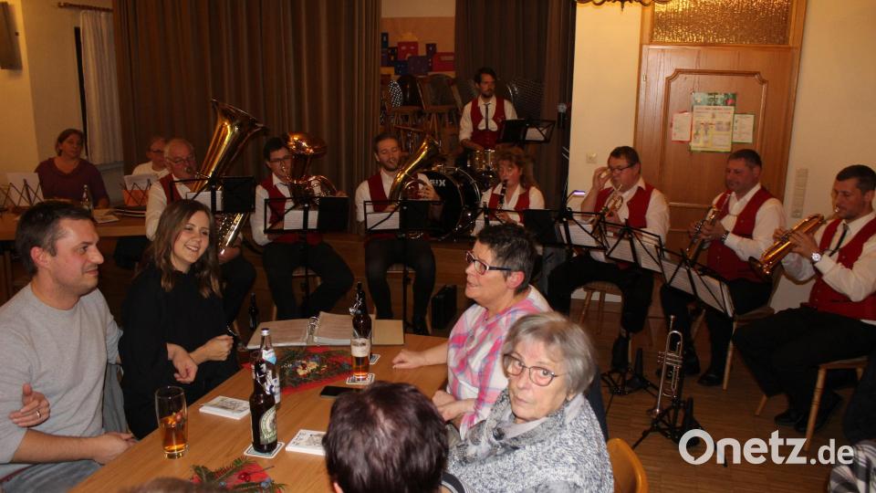 Die Fichtelgebirgskapelle spielte auf. Da schunkelte selbst Bürgermeister Wolfgang Söllner mit Ehefrau Marina (links) kräftig mit. Bild: soj