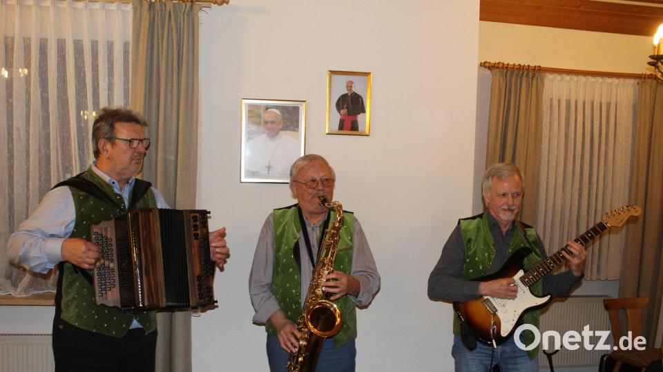 Erwin Hornauer aus Tröstau mit der Steirischen, Willi Prechtl aus Mehlmeisel mit dem Saxofon und Helmut Reichl aus Pressath auf der Gitarre begeisterten die Zuhörer mit Tanzmusik. Bild: soj