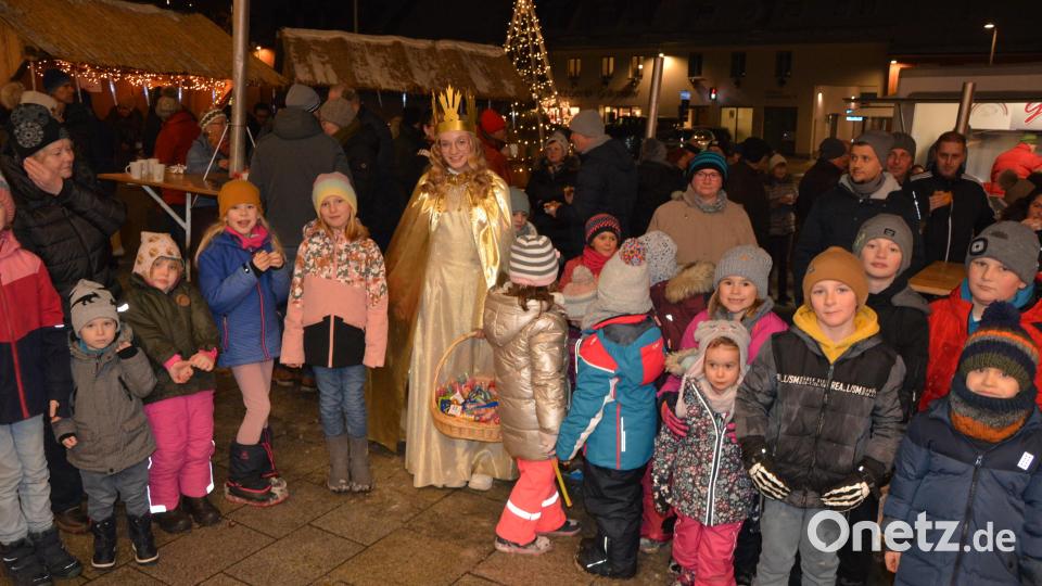 Süße Überraschungen hatte Christkind Anna-Lena Grillmeier für die kleinen Besucher mitgebracht. Bild: jr