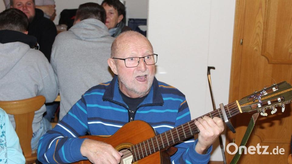 Herbert Diesner, der Senior der Musikanten, verstand es, mit seiner Gitarre und lustigen Gstanzln die Anwesenden zum Lachen zu bringen. Bild: soj