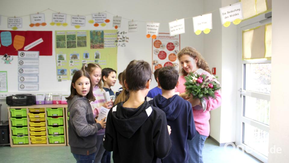 Die Kinder der jetzigen vierten Klasse hatten im Schuljahr 2021/22 mit Lehramtsanwärterin Marie Fischer den Info-Flyer gestaltet. Da sie nun an einer anderen Schule unterrichtet gab&#039;s natürlich viel zu erzählen. Bild: Josef Böhm