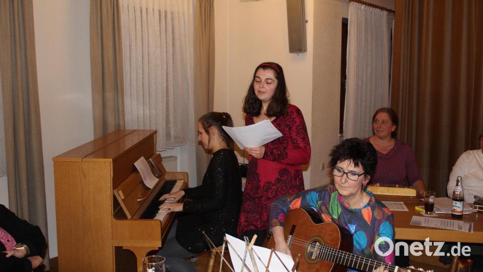 Ganz hohe Stimmkunst wurde von Familie Daubner mit Mama Sonja Daubner an der Gitarre, Nina Reinke am Klavier und Jana Daubner mit ihrer Stimme geboten. Bild: soj