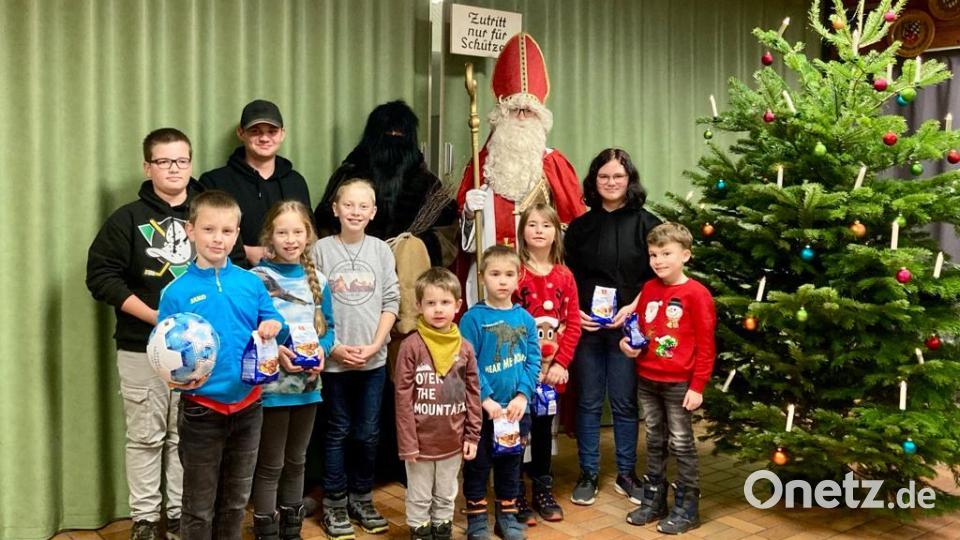 Lob verteilte der Nikolaus an die jüngsten Nachwuchsschützen. Bild: bk