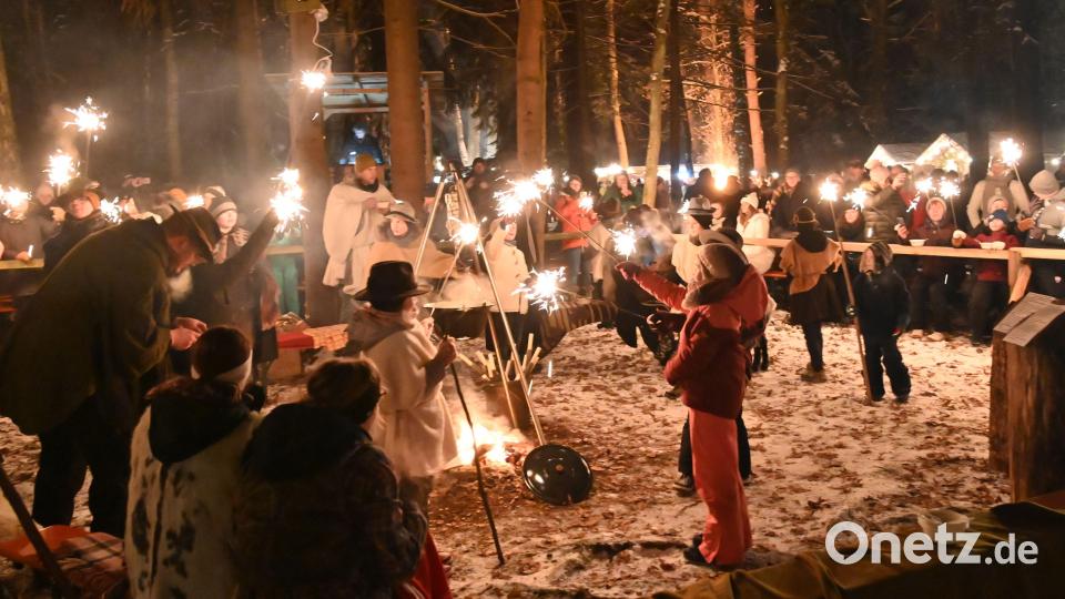 Unzählige Sternwerfer erhellten den Schauplatz der Sorghofer Waldweihnacht zum Finale mit „Stille Nacht, heilige Nacht“, gesungen in deutscher und englischer Sprache. Bild: gf
