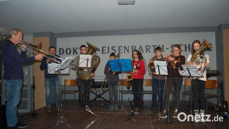 Mit vorweihnachtlichen Weisen leitete die Bläsergruppe unter der Stabführung von Lehrer Christian Knott die Abendveranstaltung ein. Bild: Astrid Senft/exb