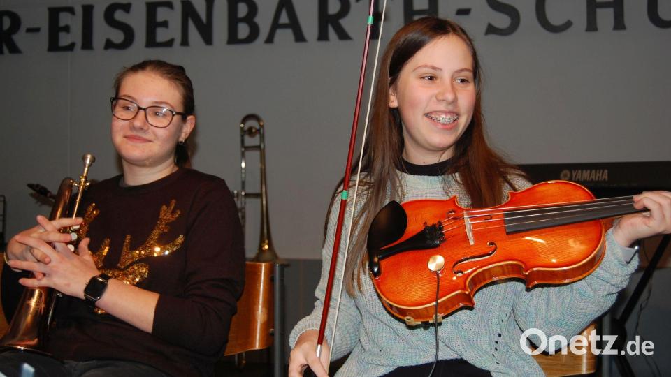 Die Bläserklassen und verschiedene weitere Musikgruppen konnten ihr musikalisches Können zeigen und erhielten dafür großen Applaus. Bild: Astrid Senft/exb