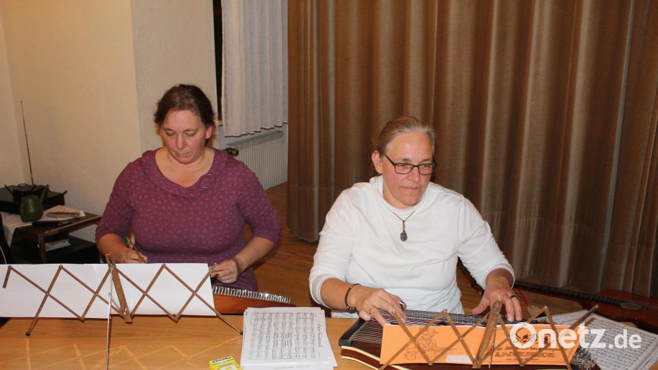 Die „Stauffer Moidla“, Michaela Philbert (rechts) und Susanne Weiß, verzauberten auf der Zither und dem Hackbrett die Zuhörer mit gefühlvollen und einfühlsamen Melodien. Bild: soj