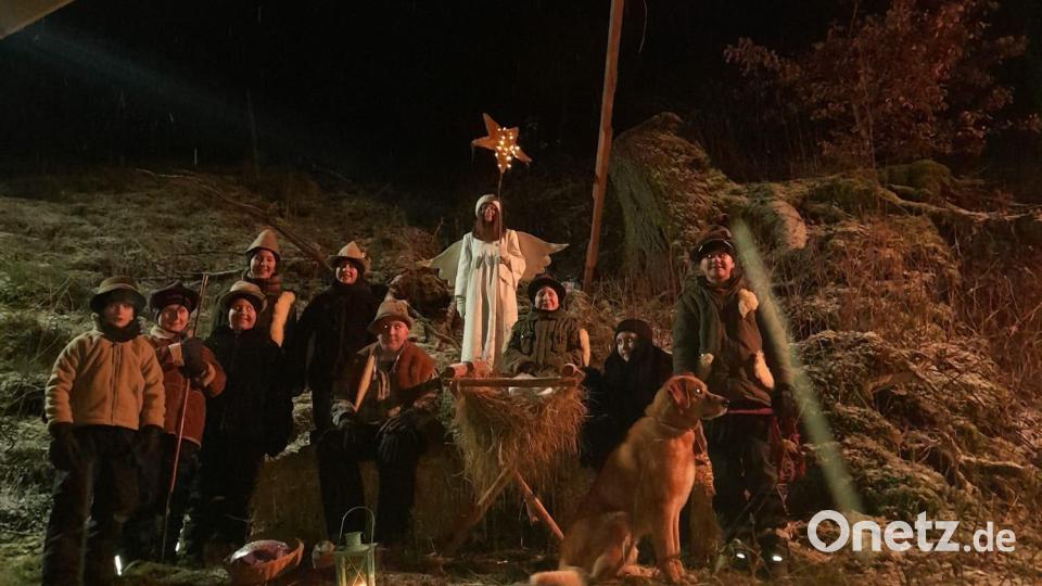 Viel Lob gab es bei der Waldweihnacht für die Darsteller der lebenden Krippe. Bild: exb