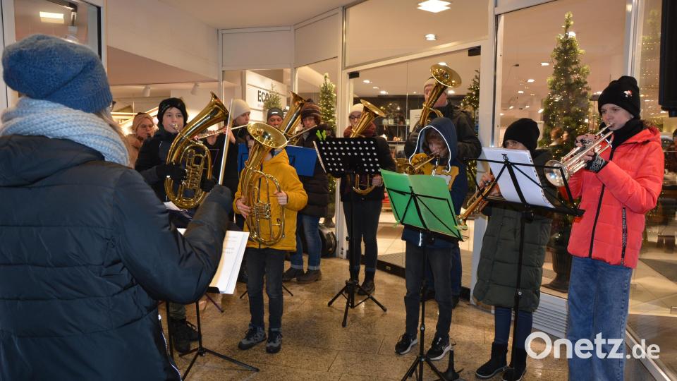 Die Jugendstadtkapelle spielte vor dem Modehaus Zeitler weihnachtliche Lieder. Bild: jr