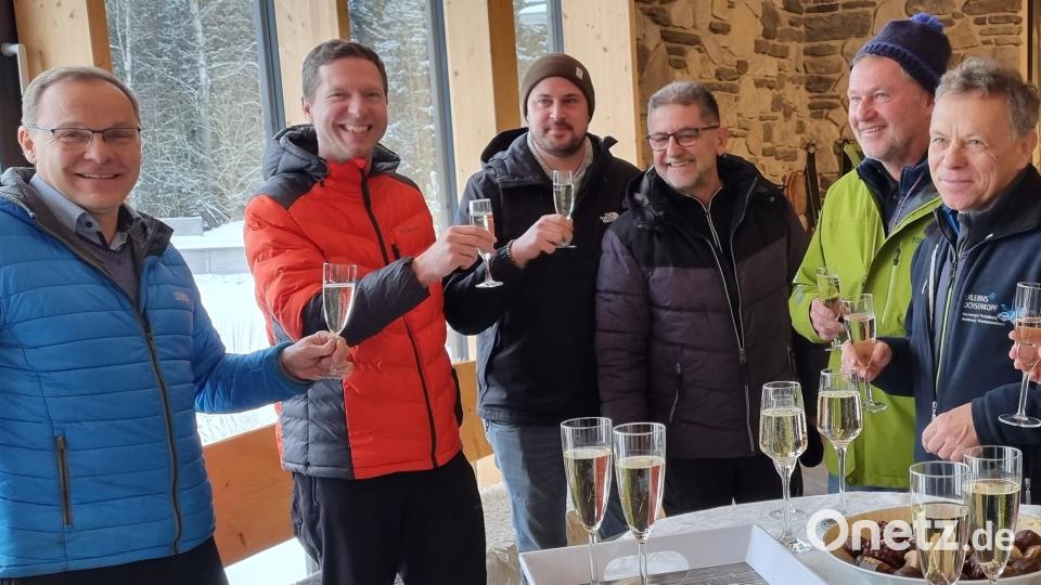 Anstoßen auf eine gute Wintersaison: Von links Tourist-Info-Geschäftsführer Ferdinand Reb, Landrat Florian Wiedemann, die Bürgermeister Sebastian Voit, Franz Tauber, Axel Hermann und Andreas Munder, Geschäftsführer der Tourismus &amp; Marketing GmbH Ochsenkopf. Bild: Tourismus &amp; Marketing GmbH/exb