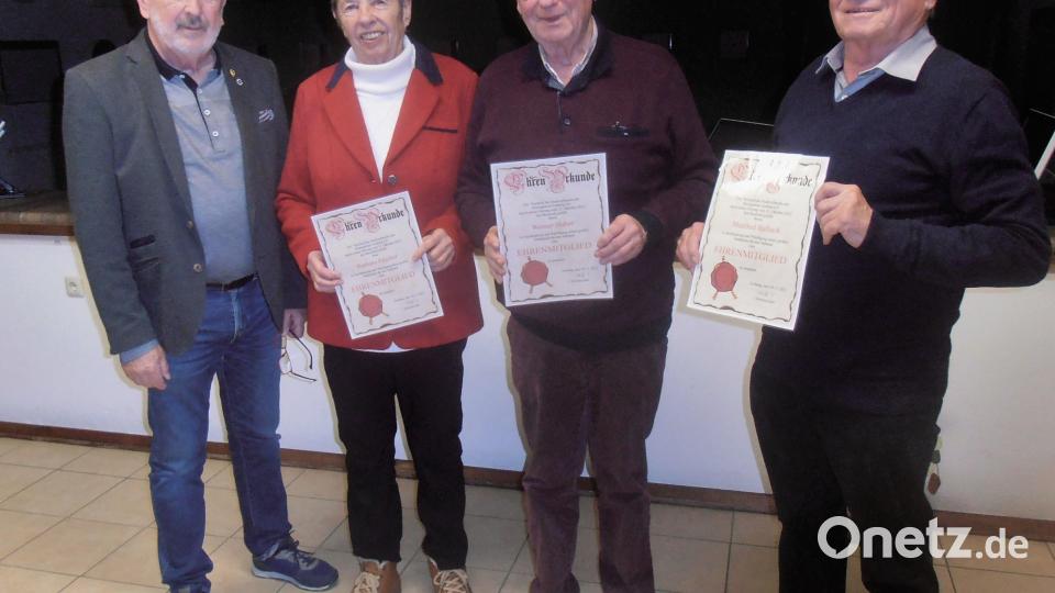 Die Ehrenmitglieder von links: Rudolf Pittroff, Barbara Fischer , Werner Huber und Manfred Ballach Bild: Rudolf Pittroff/exb