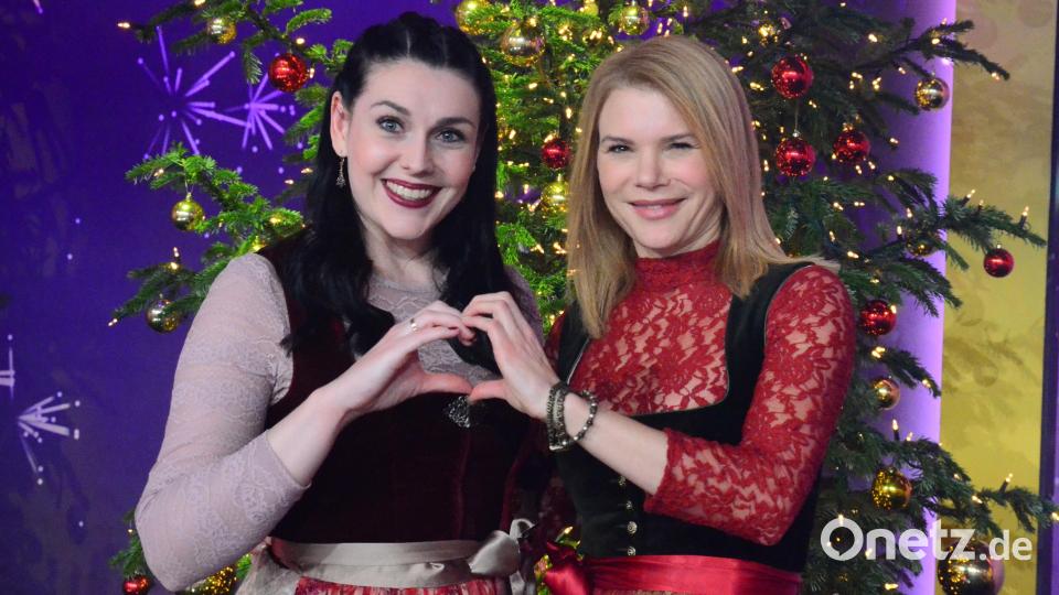 Am Spendentelefon: Die beiden &quot;Dahoam is dahoam&quot;-Stars Anita Eichhorn aus Nabburg und Silke Popp, die aus Arzberg stammt. Bild: Kunz