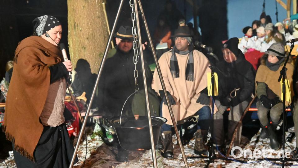 Mitten unter den Hirten mit dabei war Pater Robin, der Vilsecker Stadtpfarrer. Bild: gf