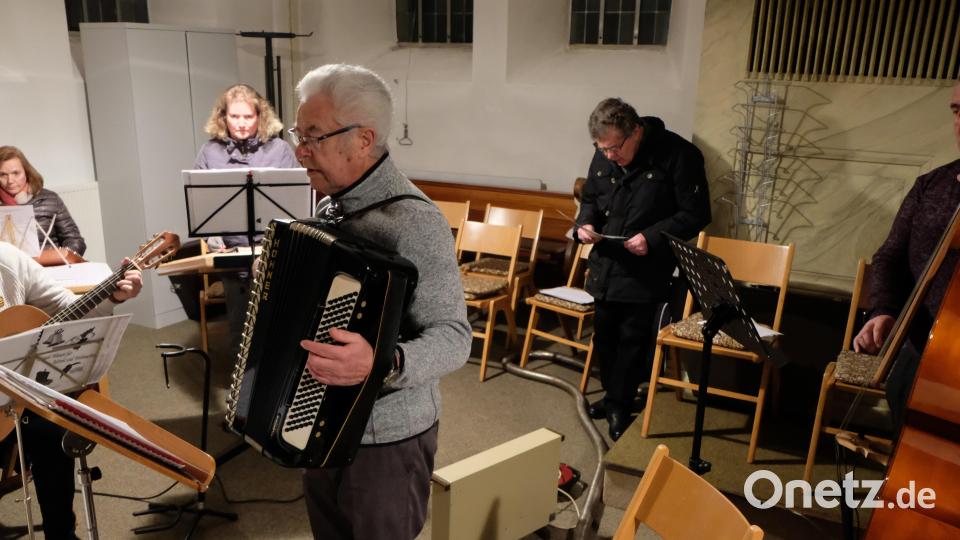 Mit dem „Gott griaß enk Leut&quot; stimmte das Bläserquartett unter Karl Putzer, Margit Fürnrohr, Maria Franz und Markus Schulz (von links ) iauf den Abend ein. Bild: le