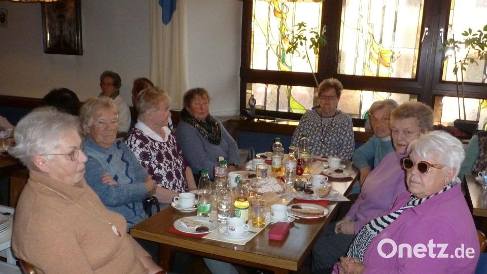 Eine Tischgruppe bei der Adventfeier der KAB-Seniorengruppe im Jugendheim Waldsassen. Bild: Rosemarie Selch/exb