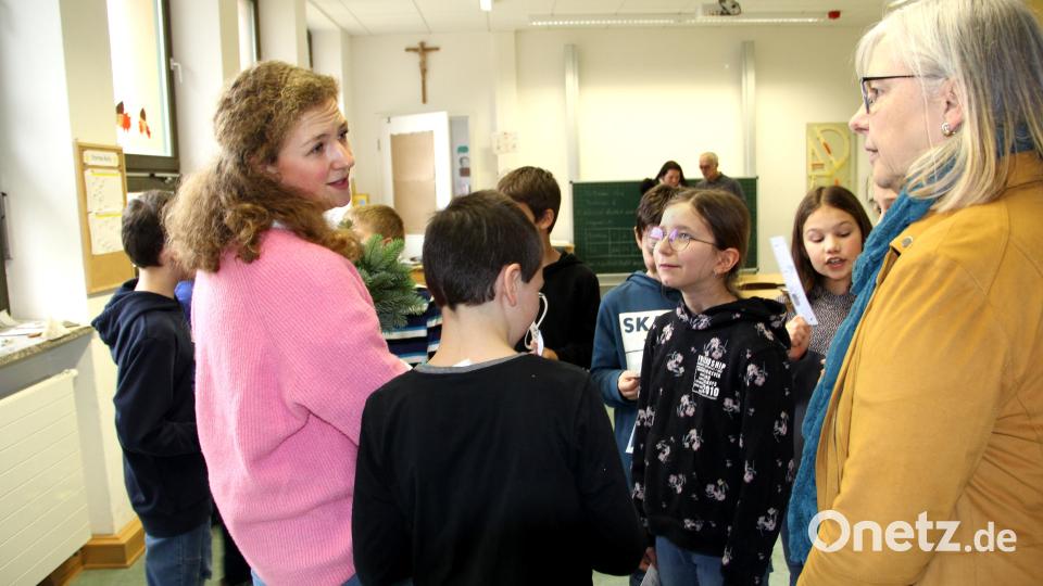 Lehramtsanwärterin Marie Fischer (links) und Schulleiterin Ortrud Sperl im Gespräch mit den Kindern der jetzigen vierten Klasse. Bild: Josef Böhm