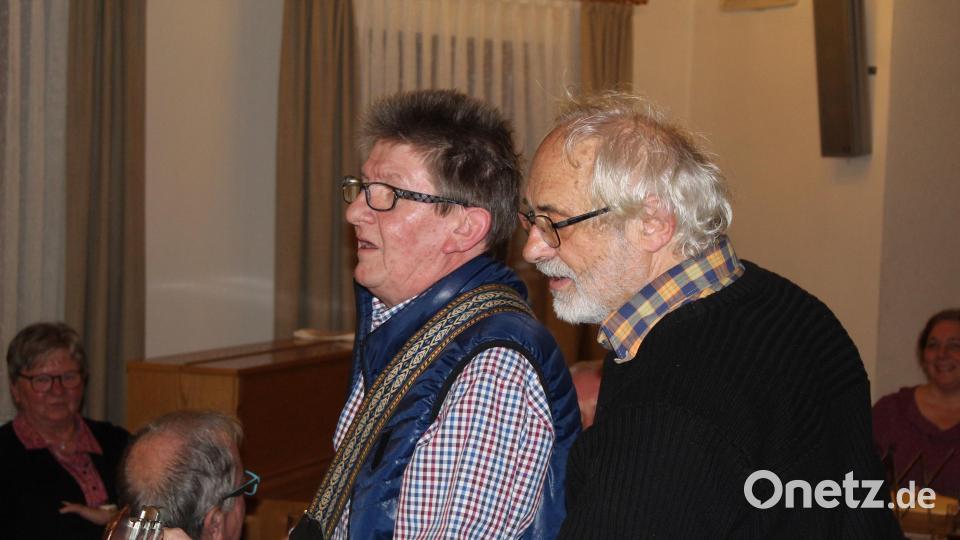 Fehlen durfte natürlich auch nicht Helmut Küffner (links), der „Gober“, der den „Andachtsjodler“ auf seine besondere Art interpretierte. Mit dabei FGV-Vorsitzender Martin Exner. Bild: soj