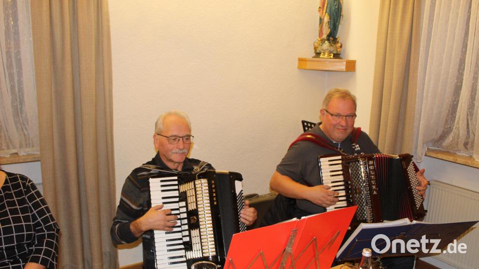 Hans Jürgen Enders (links) und Bertram Dürschmidt mit ihren „Quetschen“ besangen die „beste Wirtin“ oder auch die „Menschen, pudelnackert ohne Hemd“. Bild: soj