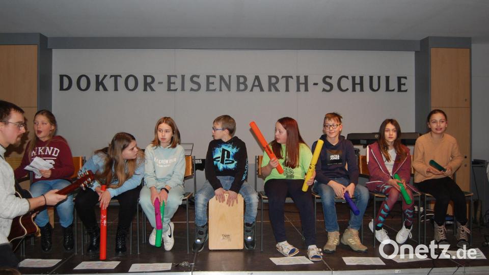 Eine originelle Idee war die Darbietung von "Jingle Bells" mit Boomwhackers. Bild: Astrid Senft/exb