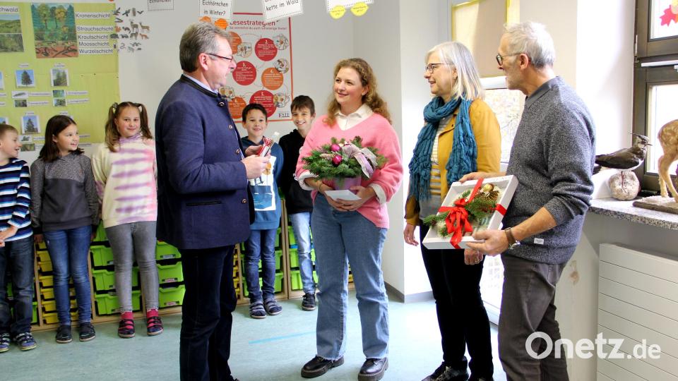 Lehramtsanwärterin Marie Fischer (Mitte) und die Kinder der Klassen 3 und 4 machten mit dem Info-Flyer über die Burg die Grundschule Niedermurach zur Preisträgerin auf Landkreisebene. Bild: Josef Böhm