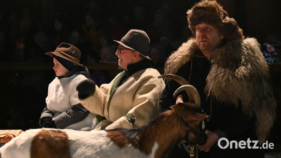 Der Hirte mit seinem Ziegenbock, der fast zwei Stunden Waldweihnacht mit stoischer Gelassenheit über sich ergehen lässt. Bild: gf