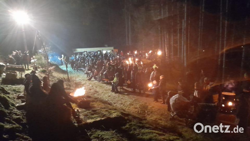 Zahlreiche Besucher verfolgten die Waldweihnacht. Bild: exb