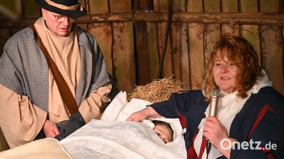 Maria und Josef mit ihrem Kind, das in eine Krippe gebettet ist. Bild: gf