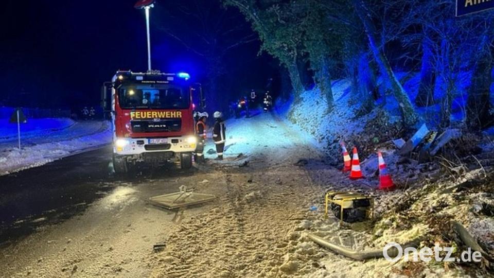 Bei Lintach ist am frühen Samstagmorgen ein Auto von der Straße abgekommen. Bild: Kreisbrandinspektion Amberg-Sulzbach/exb