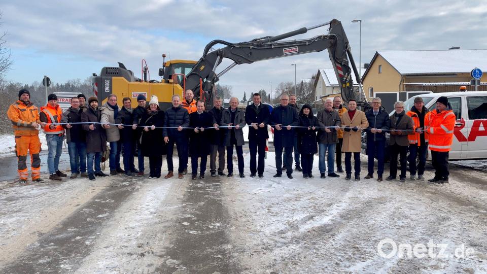 Geschafft: Die Kreisstraße SAD 9 ist für den Verkehr wieder freigegeben. Im Bild Landrat Thomas Ebeling (Mitte) mit Vertretern der bauausführenden Firmen sowie der Regierung, des Landratsamtes, des Kreistages und der Gemeinde Steinberg am See. Bild: Matthias Meier, Landratsamt Schwandorf/exb