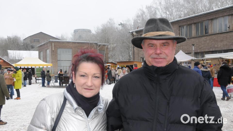 Doris und Horst gefällt das neue Konzept in Sulzbach-Rosenberg für die Adventszeit: &quot;Das ist doch viel besser, jedes Wochenende einen anderen Markt zu haben.&quot; Bild: ige