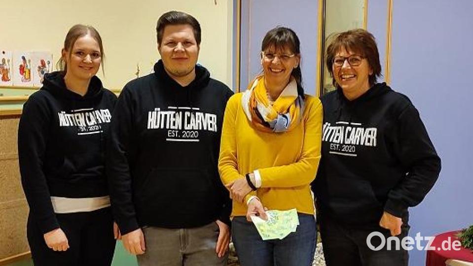 Kinderhausleiterin Daniela Dimler (Dritte von links) freut sich über 500 Euro von Marie Schiener (von links), Dominik Reisner und Birgit Reisner. Bild: lep