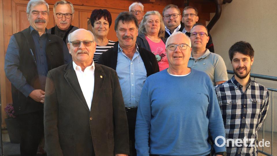 Nach den Neuwahlen stellte sich der Vorstand für ein Bild zusammen: (hinten von links) Reinhard Ott, Georg Strecker, Steffi Sadlo, Karl Ringer, Peter Lehmeier, Anita Knorr, Christian Aust, Arnold Knorr und Jakob Eichinger sowie (vordere Reihe von links): Reinhard Exner, Klaus Bleisteiner (blaues Shirt) und Florian Birkl. Es fehlt: Lisbeth Schnaus. Bild: no