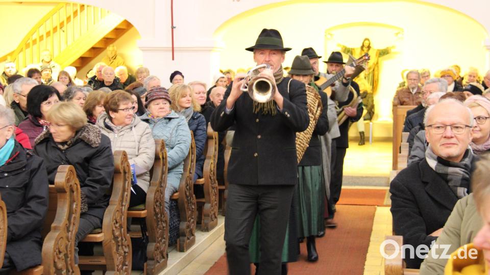 Einer der Höhepunkte des Salzburger Bergadvents war der Auftritt der Puchwieser Sänger, die druch den Mittelgang einzogen, als &quot;Anglöckler&quot;. Bild: prh