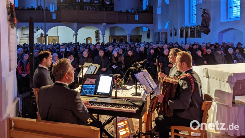 Die &quot;Stimmen der Berge&quot; (von links) mit Christoph Friebe (Bass), musikalischer Leiten Thomas Gruber (Gitarre, Klavier), Stephan Schlögl (Akkordeon) und Daniel Hinterberger (Violine) begeistern 450 Zuhörer. Bild: eib