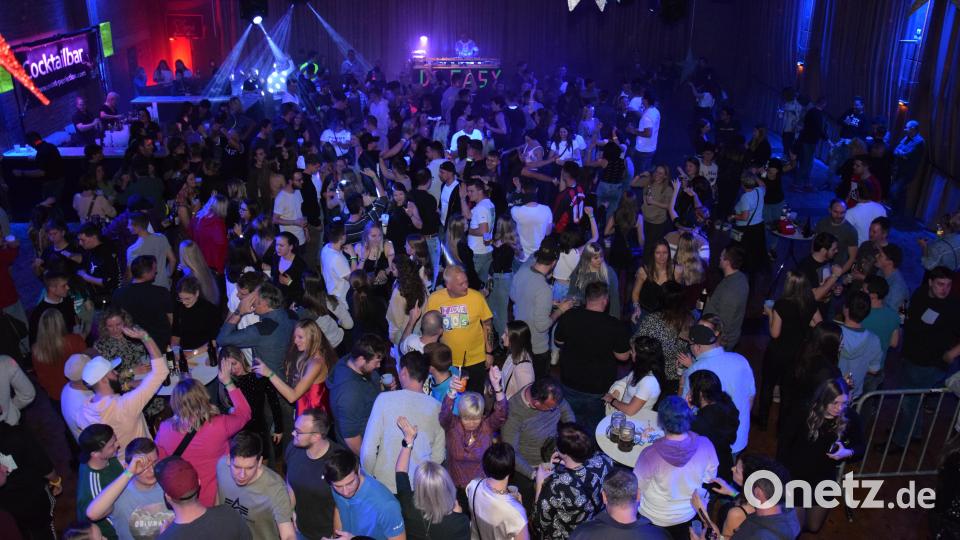 Gut gefüllt war der große Saal der Stadthalle bei der &quot;Christmas-Party&quot; des Vohenstraußer Faschingsvereins. Bild: fla