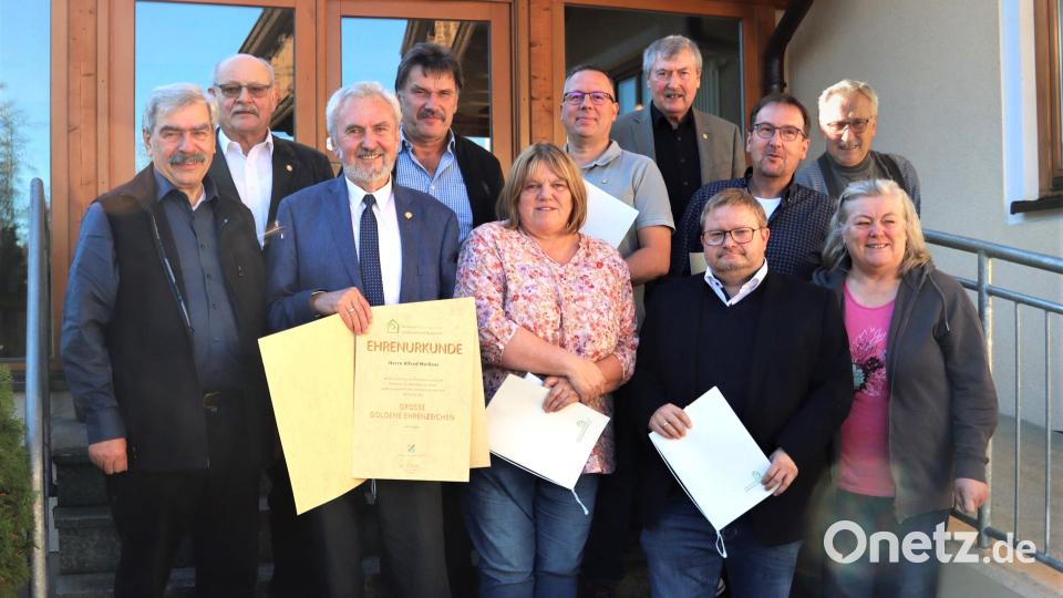 Auch Ehrungen fanden statt: (hinten von links) Bernhard Exner, Karl Ringer, Jakob Echinger, Rudolf Sitter, Hermann Paulus und Georg Strecker sowie (vorne von links): Reinhard Ott, Alfred Meissner, Sabine Strömel, Christian Aust und Anita Knorr. Bild: no