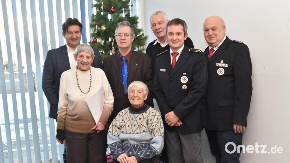 Die Geehrten stellen sich zusammen mit Seniorenclub-Leiter Hans-Jürgen Lorenz ( Vierter von links) zum Gruppenbild auf. Bild: hcz