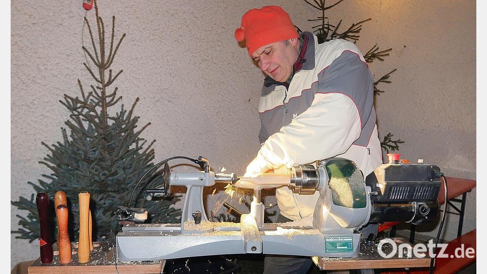 Die kostenlosen kleinen Christbäume und Schneemänner, gedrechselt von Karl Zeh, waren bei den Kindern heiß begehrt. Bild: bsc