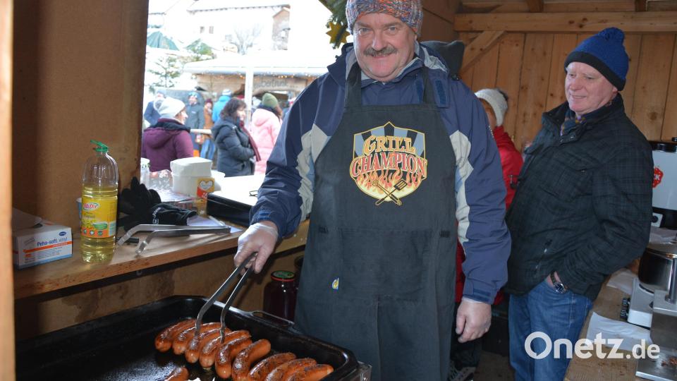 Die Dorfgemeinschaft Themenreuth bot Currywürste an. Bild: jr
