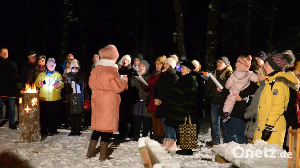 Viele Besucher der OWV-Waldweihnacht am Fischerberg stehen um das Schwedenfeuer. Bild: Kunz