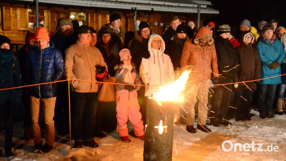 Viele Besucher der OWV-Waldweihnacht am Fischerberg stehen um das Schwedenfeuer. Thematisch steht das Licht dieses Jahr im Fokus. Bild: Kunz
